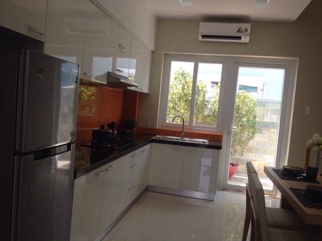 Bán nhà phố 2 lầu, dt 6 X 18,khu compound Q. 9, 2.7 ty, trả góp 3 Năm ko LS