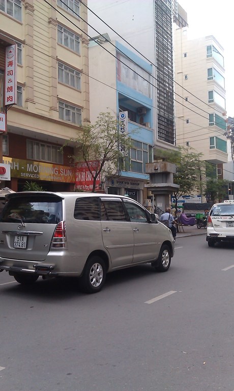 Bán nhà mặt tiền đường Lê Thánh Tôn 4.5x22 Quận 1