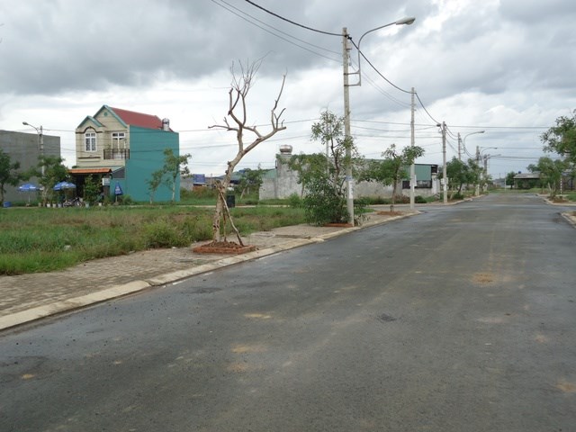 Đất đối diện trung tâm thương mại, xây dựng tự do, thổ cư 100%