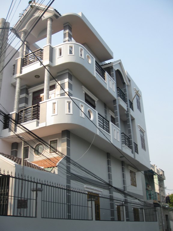 Nhà bán 5 x 18m, đúc 1 lửng, 2 lầu, sân XH 8m, cách UB Quận 12 khoảng 900m