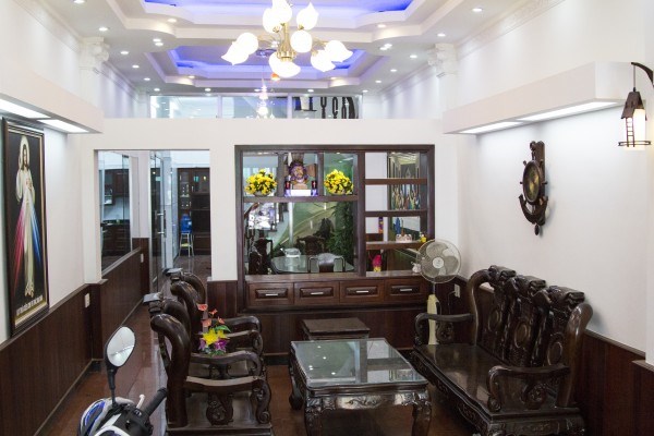 Cần tiền làm ăn nên bán gấp nhà mới xây cùng toàn bộ nội thất gỗ cao cấp Q. TB