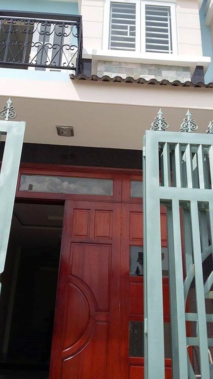 Nhà mới xây, nằm ngay ven sông Thạnh Lộc, quận 12