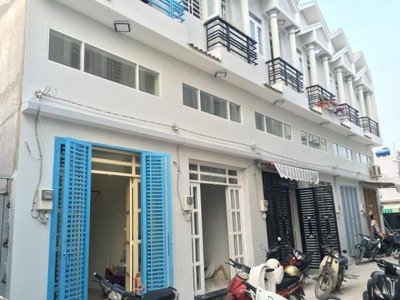 Bán nhà 3 tầng, mới xây, dọn vô ở liền, gần khu đô thị Phú Mỹ Hưng