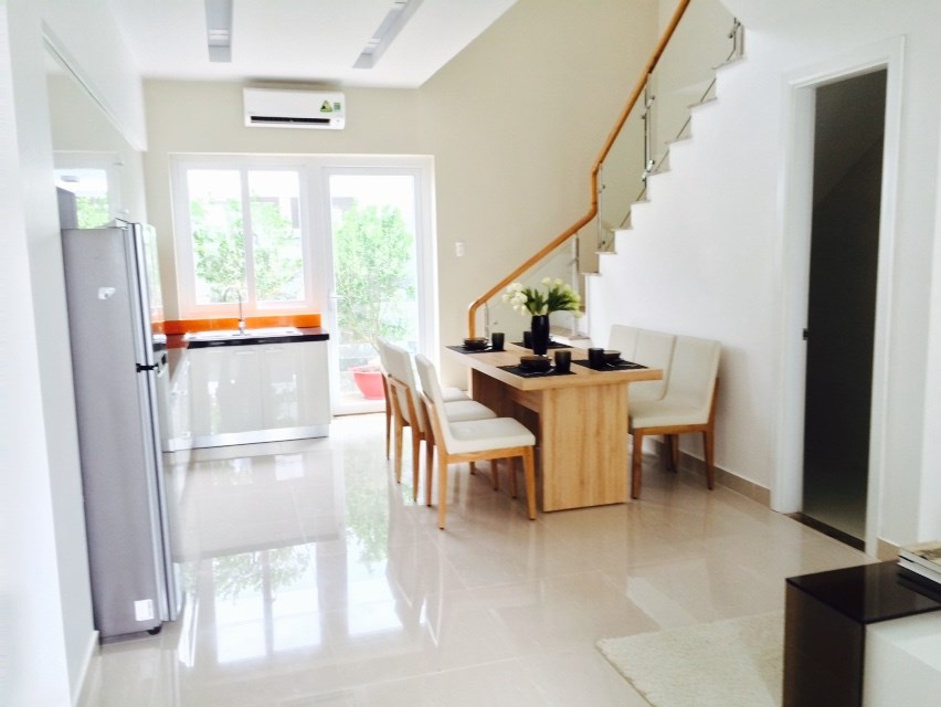 Bán nhà phố 5x17m, ngay vòng xoay Phú Hữu, giá 2,4 tỷ