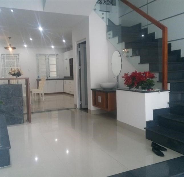 Cần tiền gấp, bán giá rẻ nhà phố mới xây cực sang, chỉ có 2.4 tỷ.