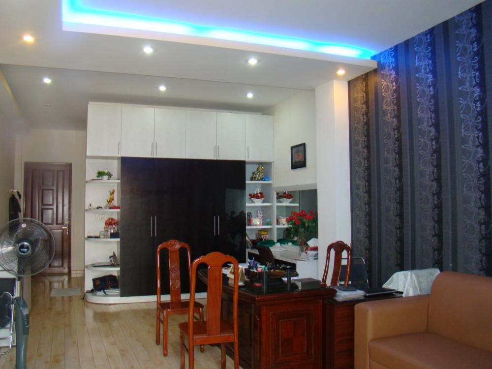 Bán nhà mặt tiền đường Lê Văn Sỹ khu kinh doanh thời trang , DT: 4.2mx18m,