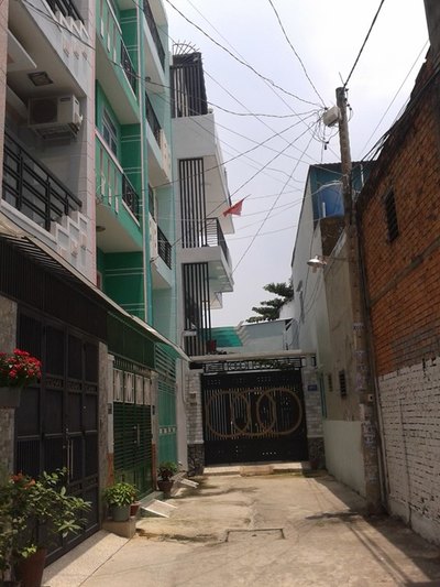 Nhà 4 x 11 đúc 1 trệt 2 lầu ST hẻm 5m giá 2.25 ty