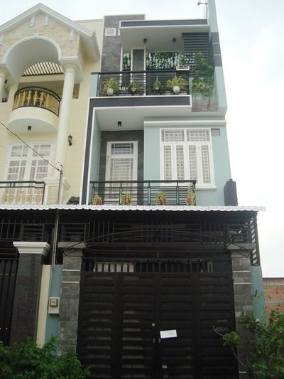Nhà mới xây ngay ngã tư Bình Triệu, 1 trệt 3 lầu, 4 PN, 6WC. DT: 240 m2