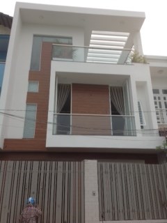 Bán biệt thự đẹp hiện đại ,5x33m, 1 trệt, 2 lầu, 4 phòng ngủ, giá 2,7tỷ