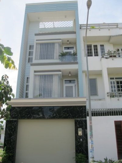 Nhà mới xây 3 tấm đúc,đường 20 Phạm Văn Đồng,4PN 6WC ,sân để xe hơi riêng.