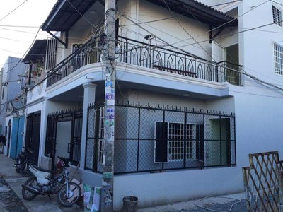 Nhà ngay chợ Phan Đăng Giản, Lê Trong Tấn