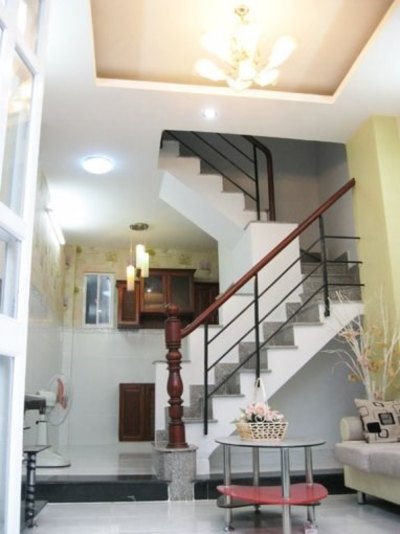 Chính chủ bán nhà đẹp 1 trệt 1 lầu, 3m x 7m, giá 600 triệu, 2 phòng ngủ ,hẻ